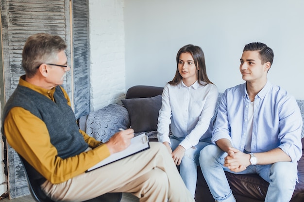 Psicólogo que trabaja con matrimonio en casa