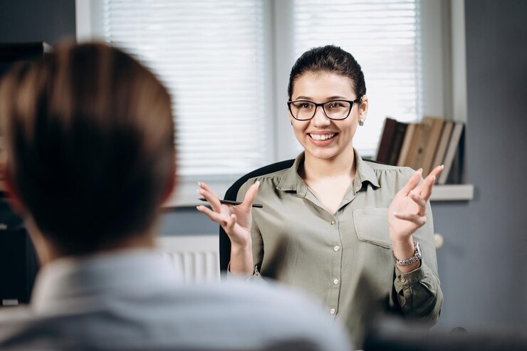 Psicólogo sonriente ayudando a un paciente masculino durante la sesión