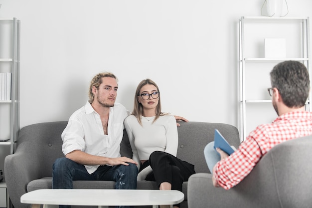 Foto psicólogo trabajador social hablando con la familia de la joven pareja en la sesión de psicología