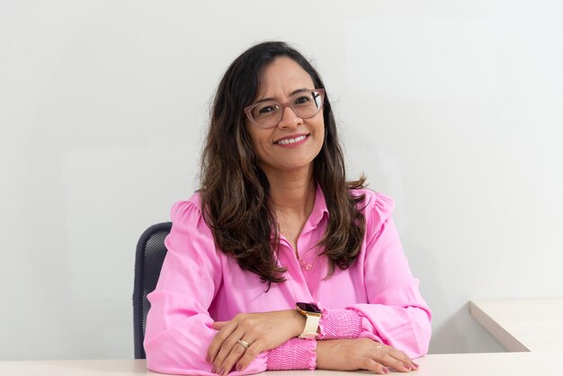 Foto una psicopedagoga sentada en su consultorio esperando al paciente posando para una fotografía actuación escolar cuida tu salud mental