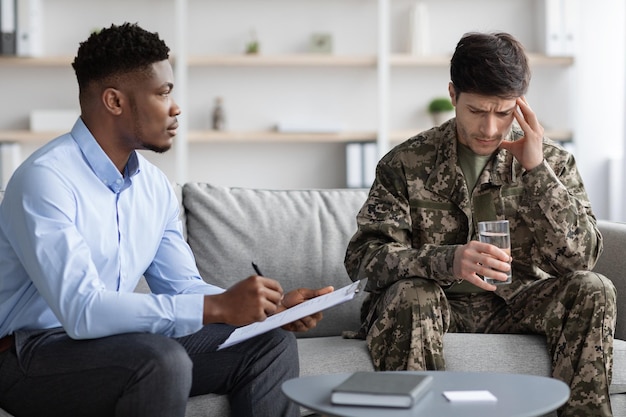 Psicoterapeuta americano africano tendo sessão com soldado