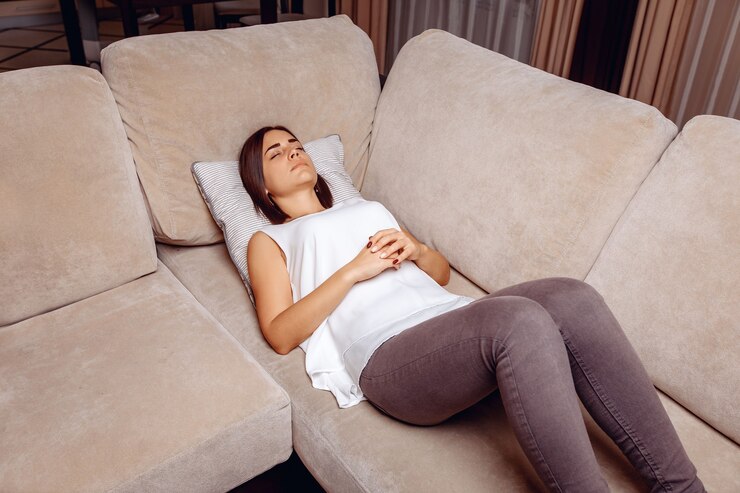 Psicoterapeuta paciente exausto cansado deitado no sofá antes da sessão.