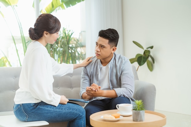 Psicoterapeuta que trabaja con el joven en la oficina.