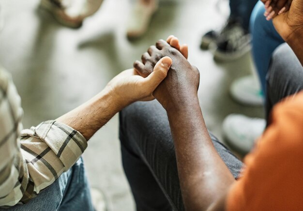 Foto psicoterapia reunión mujer grupo de apoyo hombre terapia psicología cuidado de la mano de cerca sosteniendo concepto unión amor sosteniendo