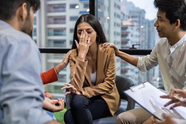 Psiquiatra aconselhando um homem enquanto está sentado na clínica sobre problemas mentais e preocupações, aconselhando o conceito de psicologia