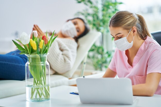 psiquiatra profissional consultando seu paciente e fazendo anotações com máscaras