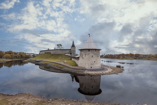 El Pskov Krom (o Pskov Kremlin). La desembocadura del río Pskova. Confluencia de los ríos Pskova y Velikaya. La torre Ploskaya. Pskov, Rusia