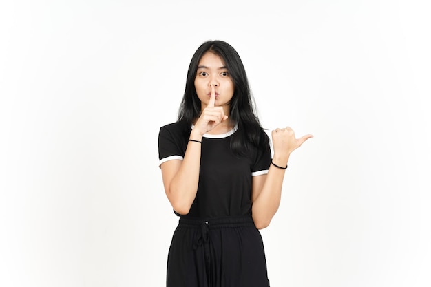 Psst-Geste präsentieren und zeigen Seite Produkt mit Daumen der schönen asiatischen Frau isoliert