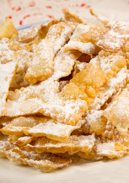 Pstries típicos en el tiempo de carnaval llamado chiacchiere con azúcar glas