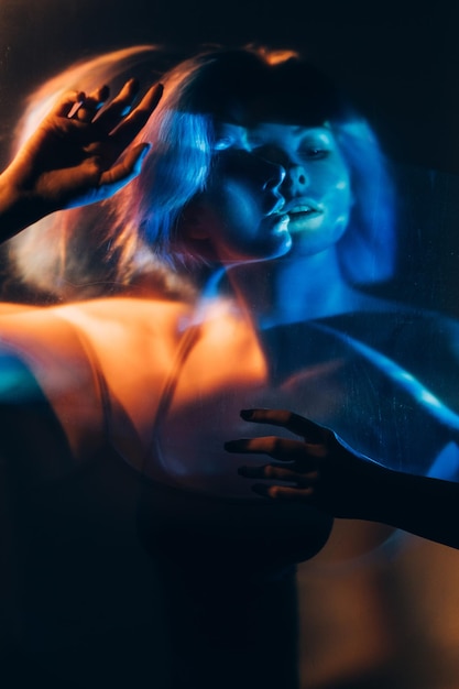 Psychedelische Silhouette abstraktes Porträt gefrorene Schönheit defokussiertes Doppelbelichtungsporträt von Mysteri