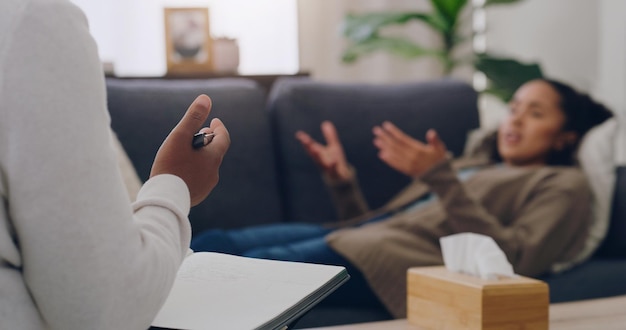 Psychiatriepatient und Therapeut diskutieren über Depressionen und sprechen über Wutmanagement. Psychologe mit Buchkundin auf der Couch oder Gespräch über Angstversorgung oder Beratung