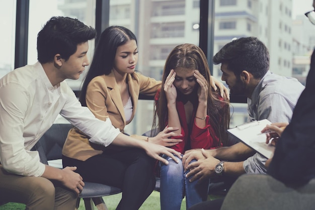 Psychisches Gesundheitskonzept, problematische junge Menschen der Gruppe, die mit einem Beratungslehrer sprechen. Gruppe von Therapiesitzungen, die sitzen und sprechen. Verschiedene Leute reden, helfen und geben Unterstützung.