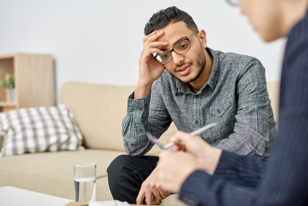 Psychologe berät depressiven Patienten