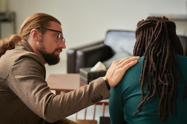 Psychologe im Gespräch mit seinem Patienten