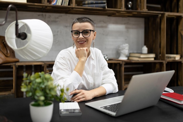 Psychologin mit Brille an ihrem Arbeitsplatz im Büro