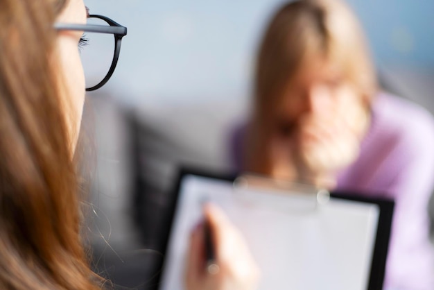 Psychotherapiesitzung eine Frau spricht mit ihrem Psychologen in einem gemütlichen Büro