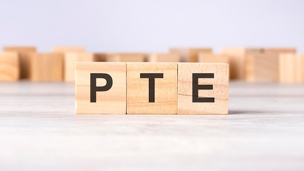 PTE-Wortkonzept geschrieben auf Holzwürfeln oder Blöcken auf hellem Hintergrund