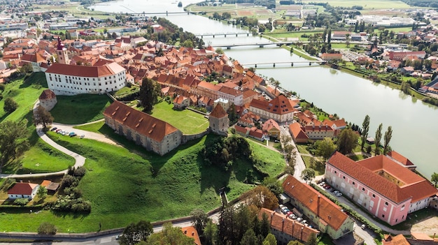 Ptuj Grad na Cidade Velha Histórica da Eslovênia e Vista Aérea de Drone do Castelo
