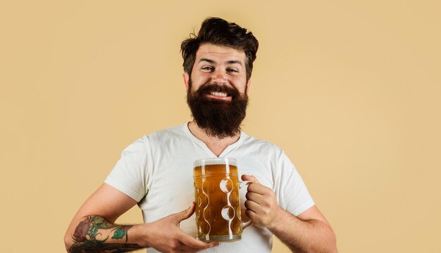 Foto pub de cerveja, homem barbudo sorridente, degustando cerveja fresca, fabricando um homem elegante e bonito, bebendo cerveja