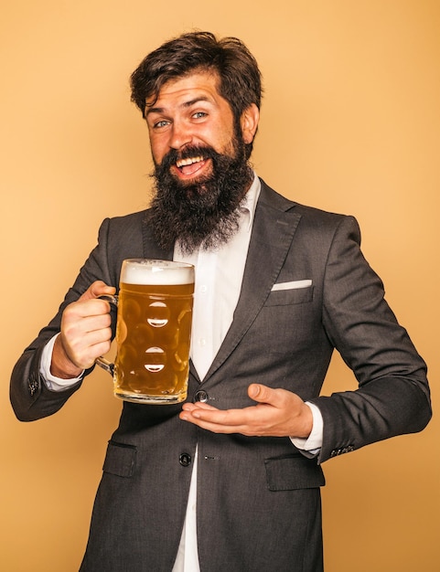 El pub es un lugar relajante para tomar una copa y relajarse. Un hombre barbudo hipster brutal con traje negro se sienta en la barra del bar.