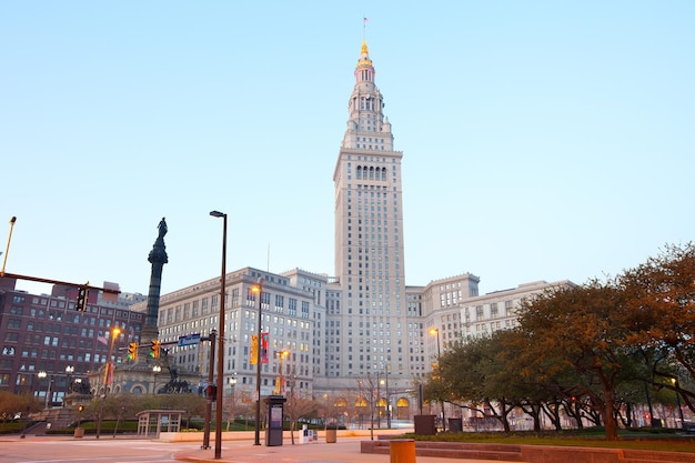 Foto public square in der innenstadt von cleveland, ohio, usa - das terminal tower-gebäude am public square