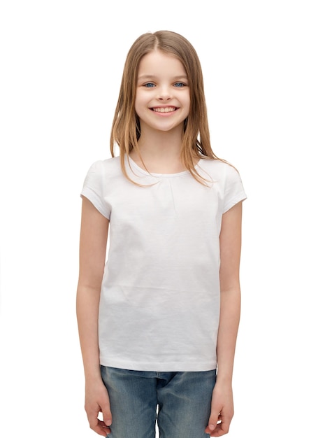 Foto publicidad y concepto de diseño de camisetas - niña sonriente con camiseta blanca sobre fondo blanco