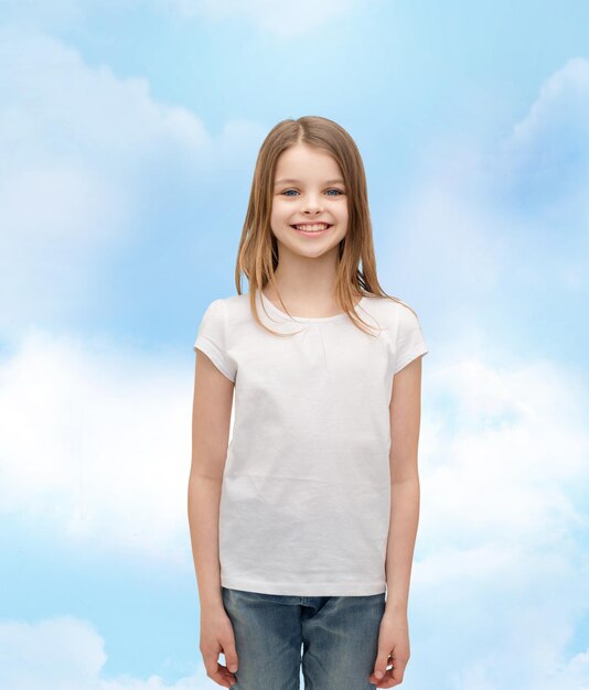 publicidad y concepto de diseño de camisetas - niña sonriente con camiseta blanca sobre fondo blanco