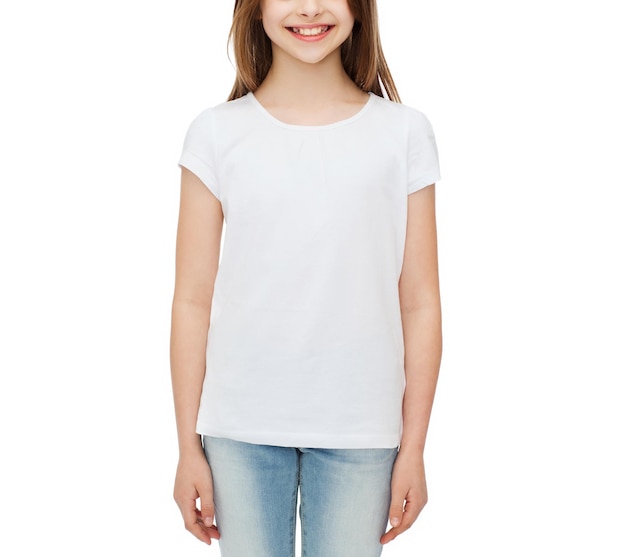 publicidad y concepto de diseño de camisetas - niña sonriente con camiseta blanca sobre fondo blanco