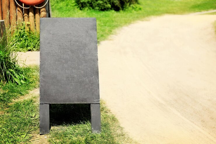 Foto publicidad de pizarra de madera al aire libre