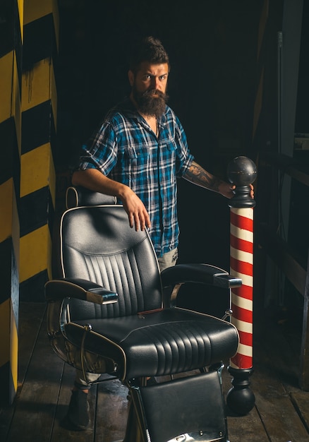 Publicidade e conceito de barbearia. Cabeleireiro e Barbeiro.