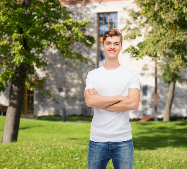 publicidade, férias, educação e conceito de pessoas - jovem sorridente em camiseta branca em branco sobre fundo do campus