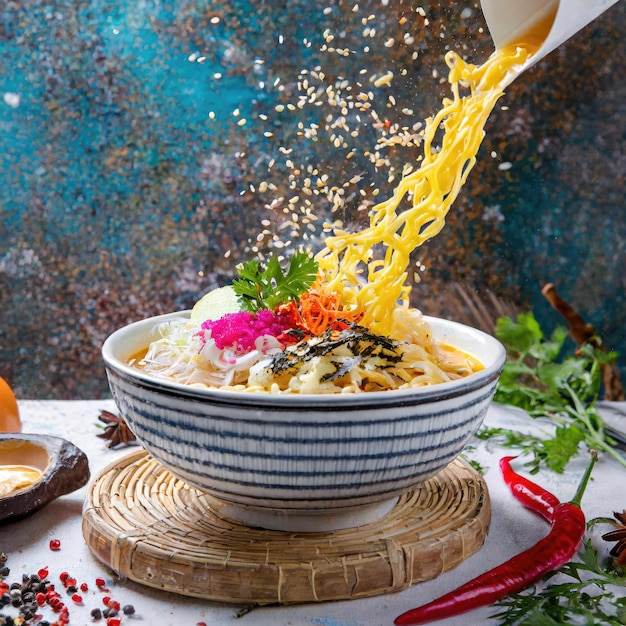 Foto publicidade fotografia de comida salpico de coberturas em uma tigela de ramen cores brilhantes iluminação de estúdio
