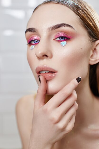 Menina Sem Maquiagem No Rosto Adorável E Cabelo Longo Loiro. Mulher Bonita  Posando No Vestido Azul No Fundo Branco. Cosméticos E Cuidados Com A Pele.  Cosmetologia. Beleza E Cabeleireiro Salão Foto Royalty