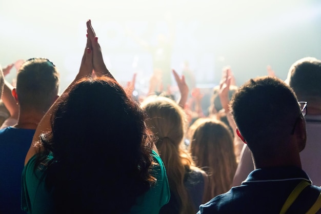 Foto público aplaudido pelo artista de palco