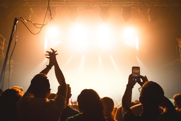 Foto público aplaudido pelo artista de palco