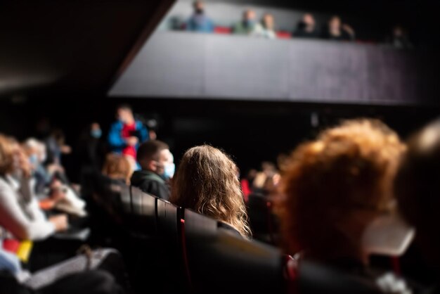 Público assistindo a uma peça de teatro