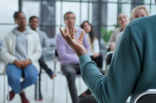 Público de jovens sentados na sala de conferências