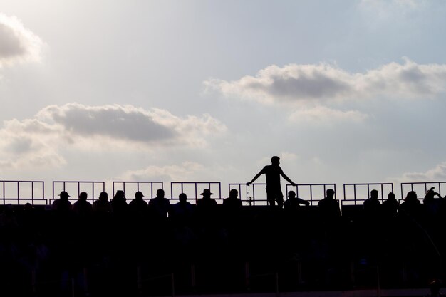 público en las gradas de una plaza de toros al atardecer