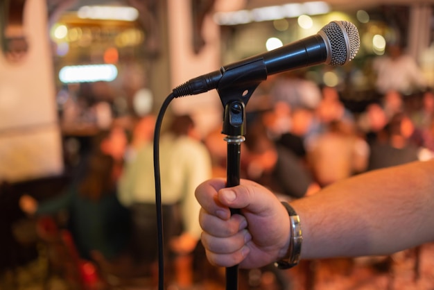 Público lotado de espectadores fala com alto-falante no microfone. participante do fórum falando. homem de negócios de discurso educacional. pessoas do auditório do grupo de alto-falantes. fala do apresentador. espectador da conferência de educação.