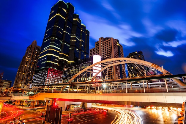 El público Sky Walk Bridge en Chong Nonsi Sky Train StationSathorn Bangkok Thailand