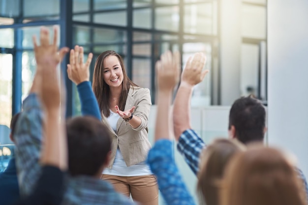 El público tiene la respuesta Toma de un grupo de personas levantando la mano en un seminario