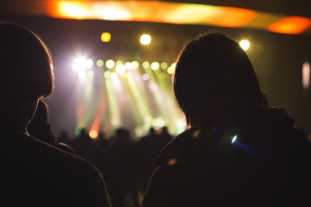 El público viendo el concierto en el escenario.