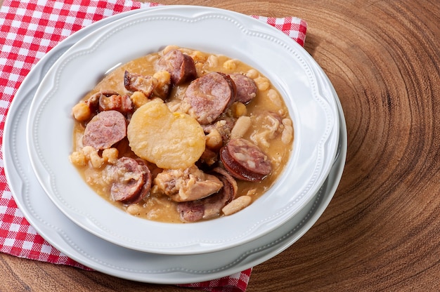 Puchero. Gericht aus weißen Bohnen, Kichererbsen, Wurst, Speck und Gemüse. Gerichte spanischer Herkunft sind in Brasilien und Südamerika sehr verbreitet. Draufsicht.