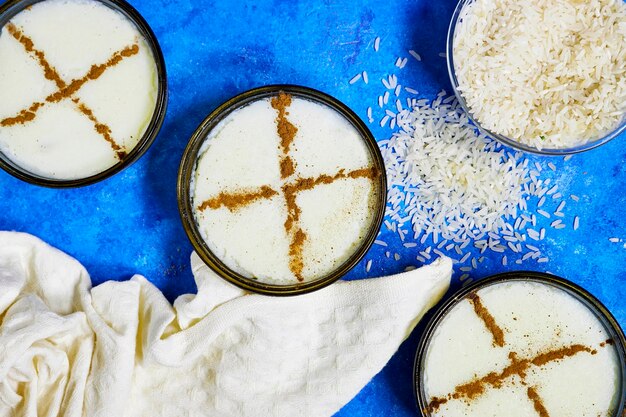 Pudding de arroz tradicional com canela chamado em argelina mhabli em fundo azul grunge