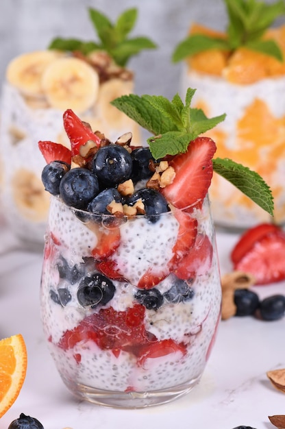 Pudding de chia com iogurte grego e frutas