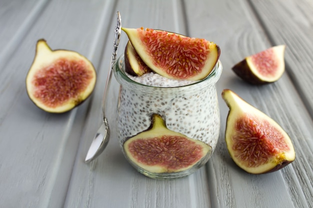 Pudding mit Chia und Feigen im Glas