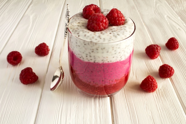 Pudding mit Chia und Himbeeren im Glas