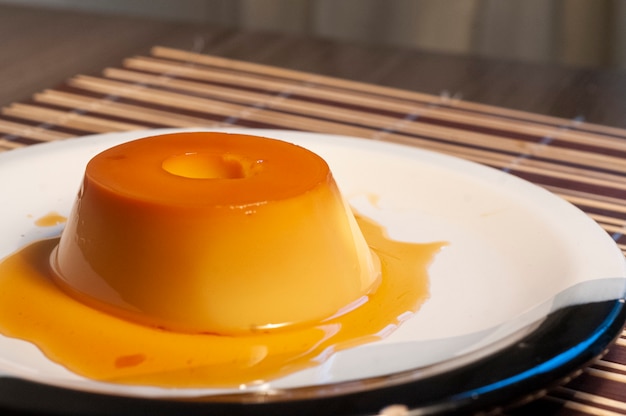 Pudding mit Karamellsauce