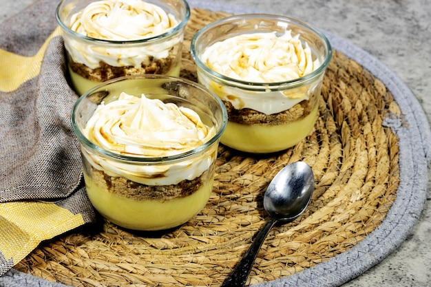 Pudding oder Käsekuchen Dessert in Glas köstlich und einfach mit Kekse und Vanille Creme