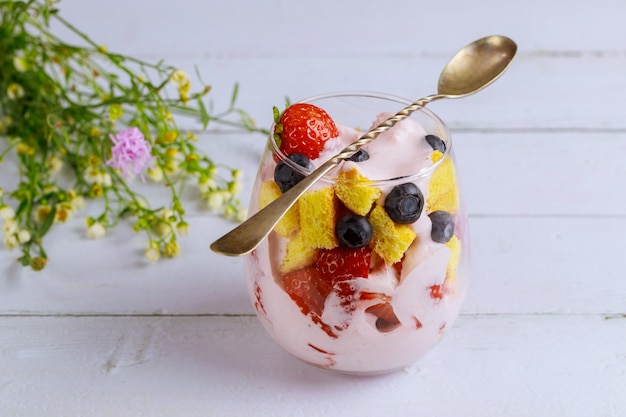 Pudding Pfundkuchen und Beeren in Glas mit Löffel